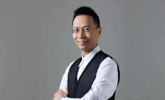高耸白嫩的乳峰